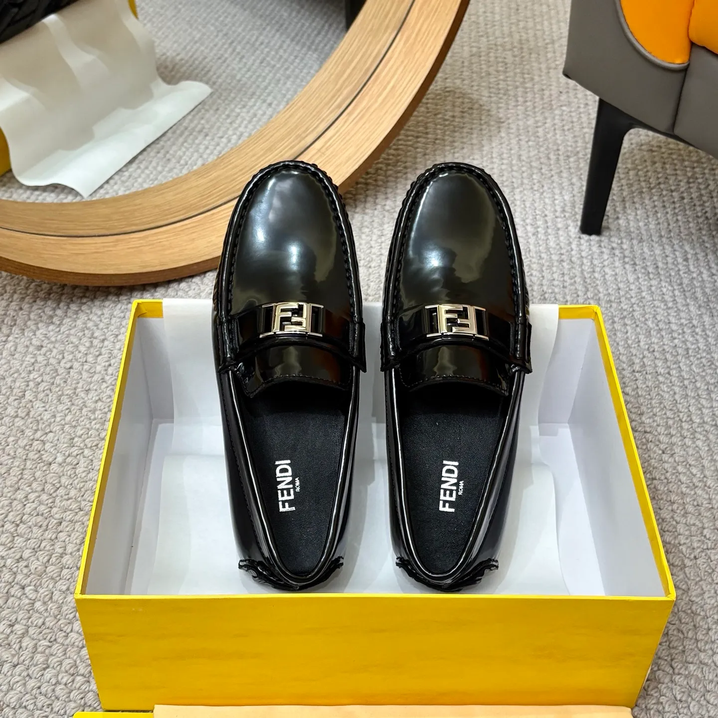 Men's shoes 💰420 [FENDI Fendi] 2⃣️0⃣️2⃣️5️⃣New Milan men's fashion lazy catwalk style ✅ fashionable casual beanie shoes, imported calfskin fabric, super smooth texture, sweat-absorbent and breathable, (sheepskin lining). Metal LOGO on the shoe body, Medusa avatar, irregular avatar, high-end craftsmanship logo✅ French Loft set foot design style 👟Low-key and elegant, great on-foot effect... Men's shoe size: 38-46 (4-12)